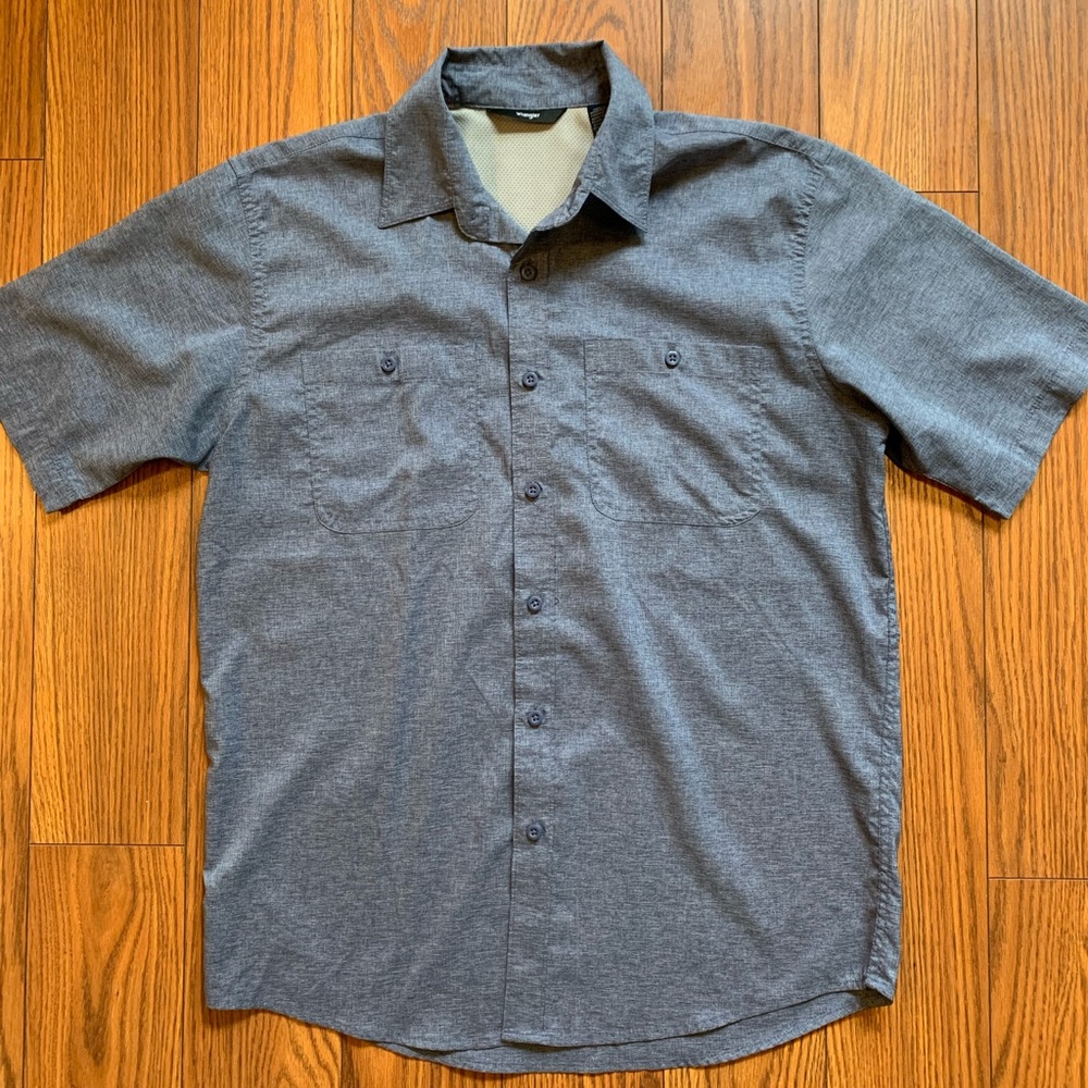 Wrangler men’s button down short sleeve breathable shirt size Medium
